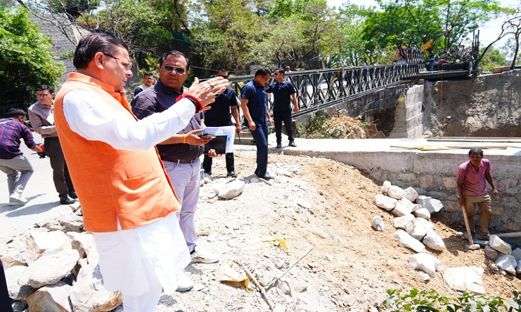 मुख्यमंत्री ने मसूरी रोड स्थित शिव मंदिर के निर्माणाधीन पुल का किया स्थलीय निरीक्षण