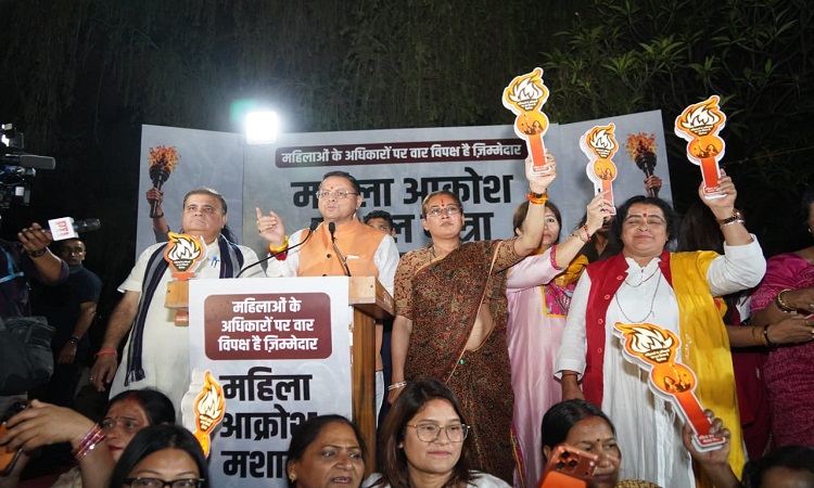देहरादून में सीएम धामी के नेतृत्व में महिला आक्रोश मशाल यात्रा में उमड़ा जनसैलाब