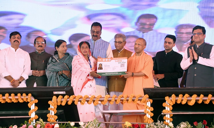 पापी पाकिस्तान और टुकड़ों में बंटने वाला है, इंतजार करिए: सीएम योगी
