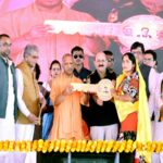 सीएम के हाथों सम्मानित हुए विभिन्न योजनाओं के लाभार्थी