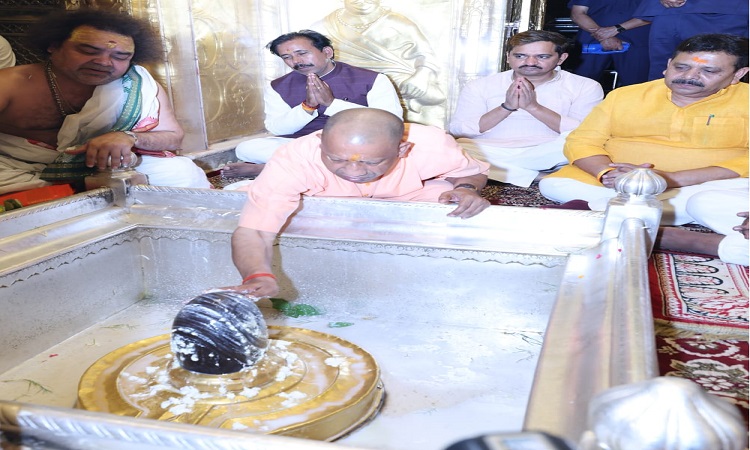 मुख्यमंत्री ने काशी कोतवाल व बाबा विश्वनाथ के चरणों में झुकाया शीश