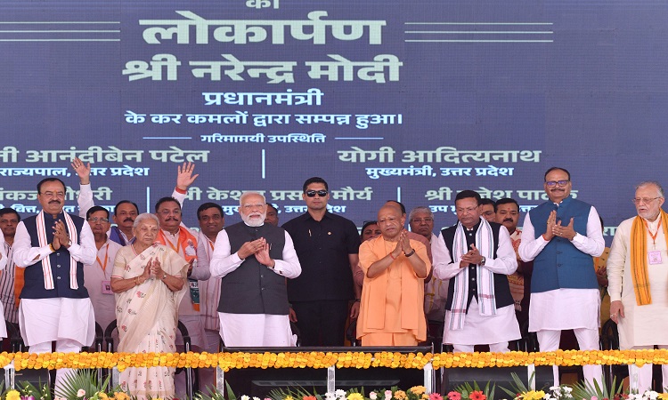 पीएम मोदी ने देखा यूपी का ‘ग्रोथ मैप’ : सीएम योगी ने स्वयं यूपी के एक्सप्रेसवे नेटवर्क की दी जानकारी, पीएम ने व्यापक प्लानिंग को सराहा