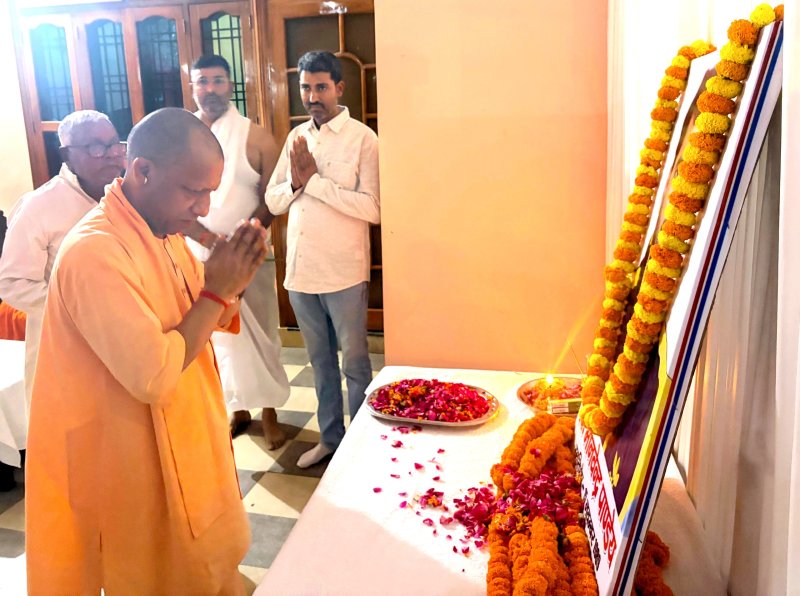 पूर्व विधायक शीतल पांडेय के पुत्र को मुख्यमंत्री योगी ने दी भावभीनी श्रद्धांजलि