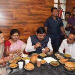 मध्य प्रदेश के मुख्यमंत्री और उनके परिजन बनारसी कचौड़ी-जलेबी के हुए कायल