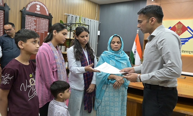 असहाय विधवा को राहत : बैंक ऋण निस्तारण, शिक्षा व भरण-पोषण में प्रशासन बना सहारा