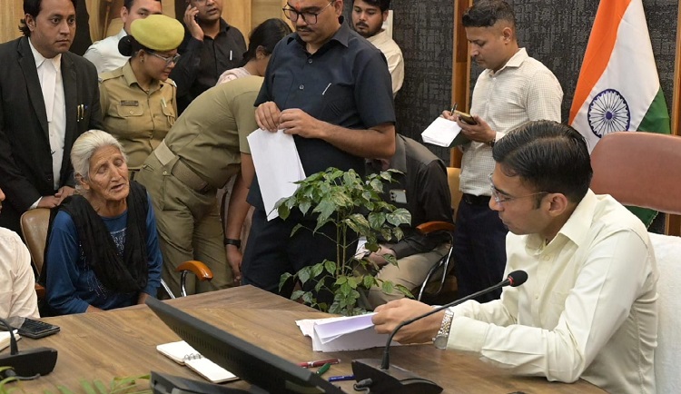अपार जन संवेदनाओं का भार लिए डीएम जन दर्शन; किसी का हाउस टैक्स माफ तो, किसी का पेयजल बिल