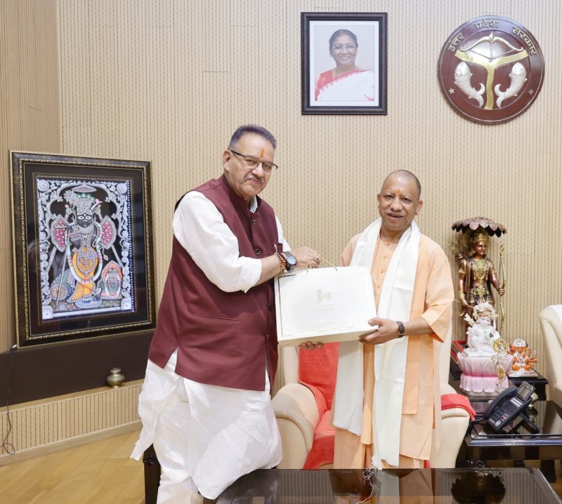 योगी आदित्यनाथ से मिले गणेश जोशी, ‘हाउस ऑफ हिमालयाज’ किट भेंट कर रक्षा बंधन समारोह का दिया न्योता