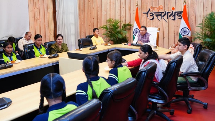 सीएम धामी ने बालिकाओं संग सुनी प्रधानमंत्री के मन की बात