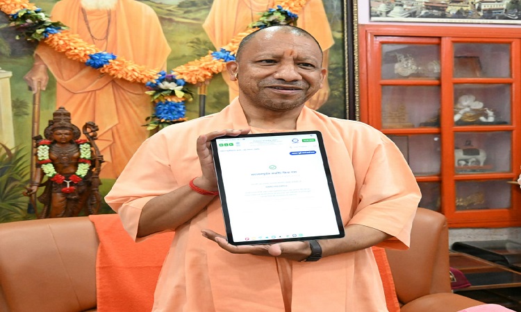 मुख्यमंत्री योगी आदित्यनाथ ने भरा डिजिटल स्वगणना प्रपत्र