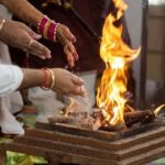 इस हाथ से हवन में आहुति देने से मिलती है इन देवी-देवता की कृपा, जानें महत्व