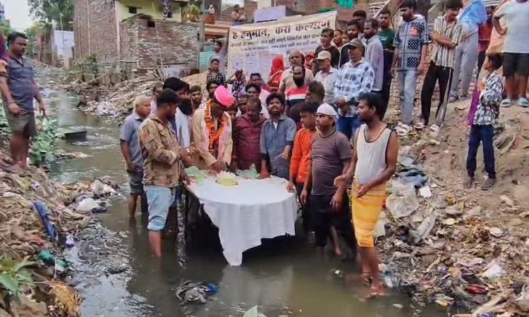आगरा में भाजपा पार्षद का अनोखा विरोध, नाले में उतरकर मनाया जन्मदिन, काटा केक