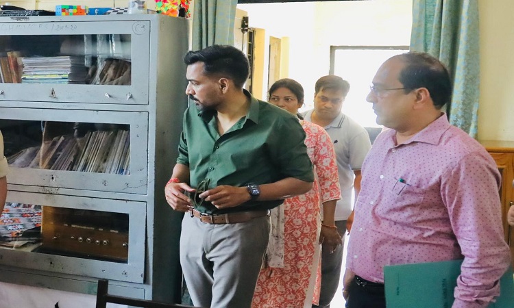 डीएम डॉ0 आशीष चौहान ने नारी निकेतन, बाल सुधार गृह एवं किशोरी गृह का किया निरीक्षण