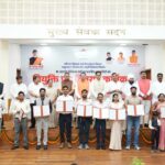 मुख्यमंत्री ने चयनित अभ्यर्थियों को सौंपे नियुक्ति पत्र