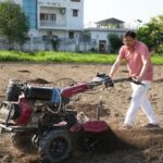 मुख्यमंत्री धामी ने खेत में चलाया टिलर, पारंपरिक कृषि और जैविक खेती को बढ़ावा देने का दिया संदेश