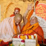 जगद्गुरु रामभद्राचार्य की कथा में पहुंचे मुख्यमंत्री योगी आदित्यनाथ