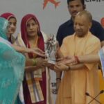 किसानों के सम्मान में योगी सरकार की पहल, पहली फ्लाइट से लखनऊ बुलाया