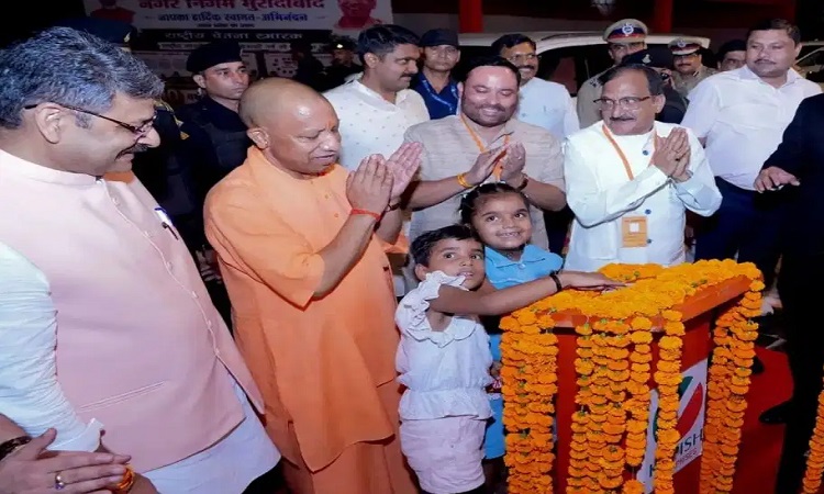 जिस बच्ची की पढ़ाई में CM योगी ने की थी मदद, उसी से कराया श्री राम वाटिका का उद्घाटन