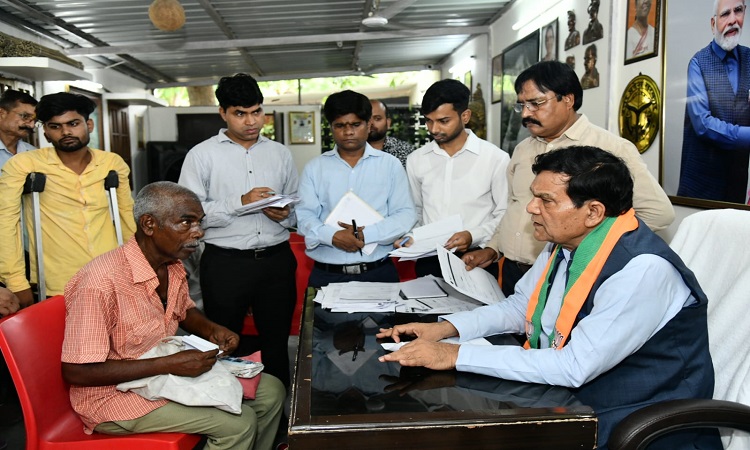 जनता की समस्याओं पर सरकार संवेदनशील, मंत्री एके शर्मा ने दिए तत्काल निस्तारण के निर्देश