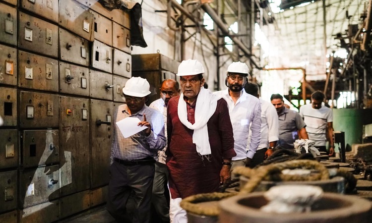 आगामी पेराई सत्र से पहले एके शर्मा ने चीनी मिल की व्यवस्थाओं का लिया जायजा