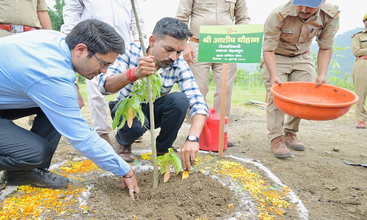 जिलाधिकारी डॉ0 आशीष चौहान ने किया वृक्षारोपण, कहा- पौधारोपण को बनाएं जन-आंदोलन