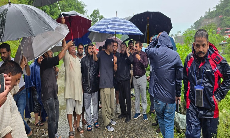 बारिश से धंसी नंदा की चौकी पुल की सड़क, आशीष चौहान ने किया निरीक्षण