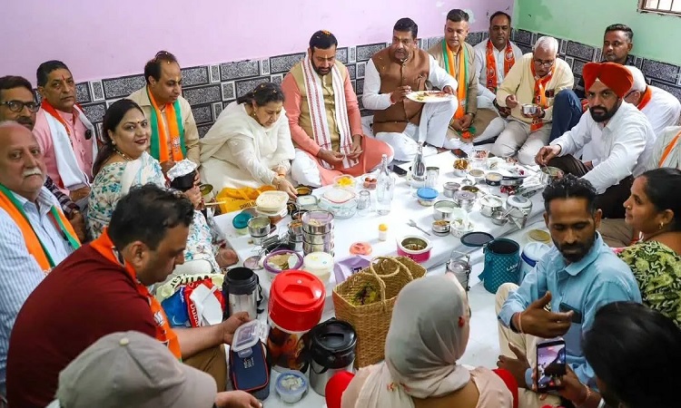 मुख्यमंत्री नायब सिंह सैनी ने टिफिन बैठक में कार्यकर्ताओं के साथ किया सहभोज
