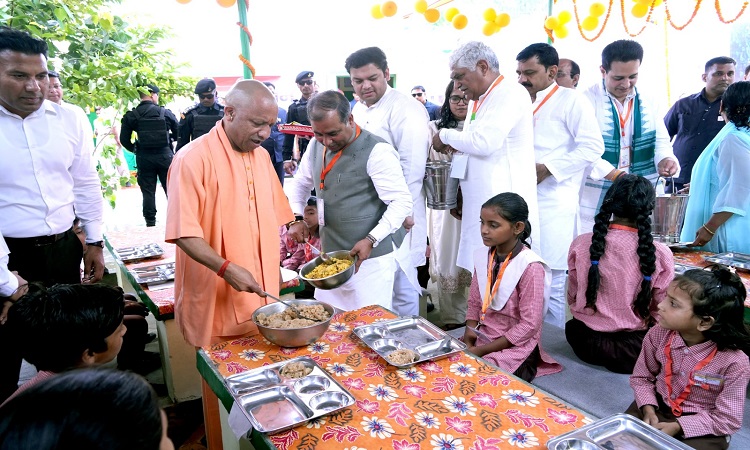मुख्यमंत्री ने अपने हाथों से बच्चों को परोसा भोजन