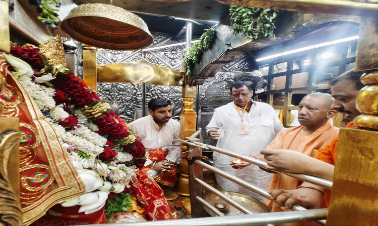 मुख्यमंत्री योगी ने मां विंध्यवासिनी के दरबार में की पूजा-अर्चना