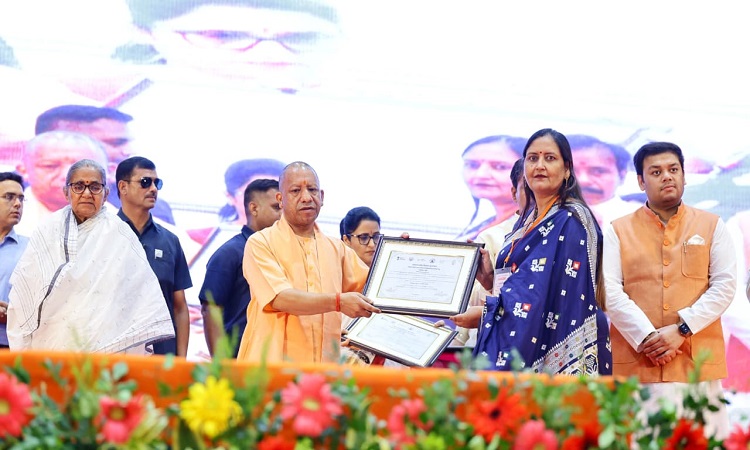 सीएम योगी ने स्वच्छ व हरित विद्यालयों के प्रधानाचार्यों/प्रधानाध्यापकों का किया सम्मान