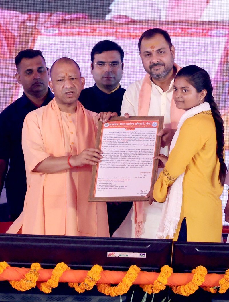 मुख्यमंत्री ने दो महिलाओं को आंगनबाड़ी सहायिका पद के लिए दिए नियुक्ति पत्र