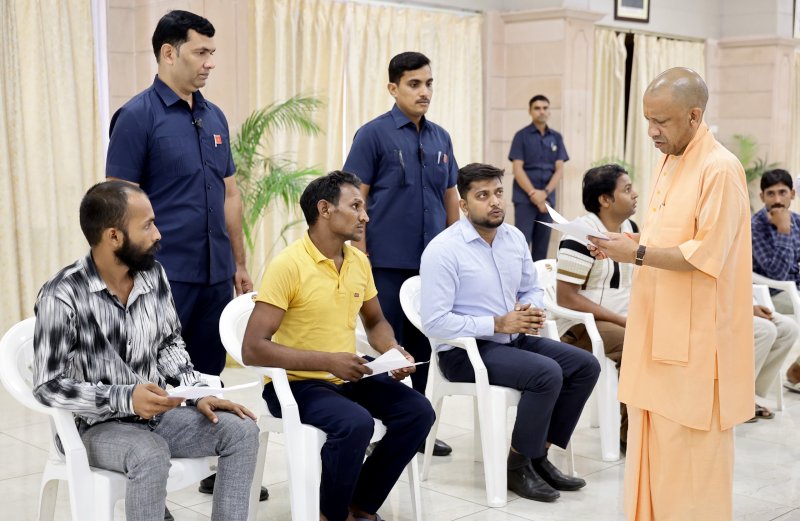 जरूरतमंदों के इलाज, मकान की व्यवस्था के साथ ही हर उचित समस्या का कराएंगे प्रभावी निस्तारणः सीएम योगी