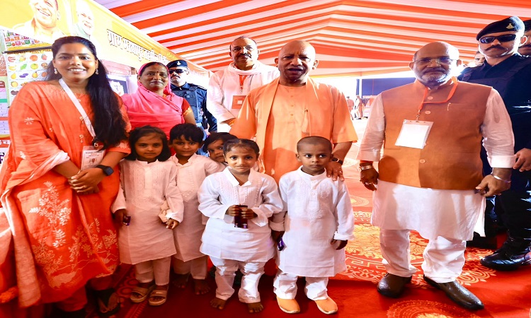 मुख्यमंत्री ने नन्हे-मुन्नों को दुलारा-पुचकारा, साथ में फोटो खिंचवाई