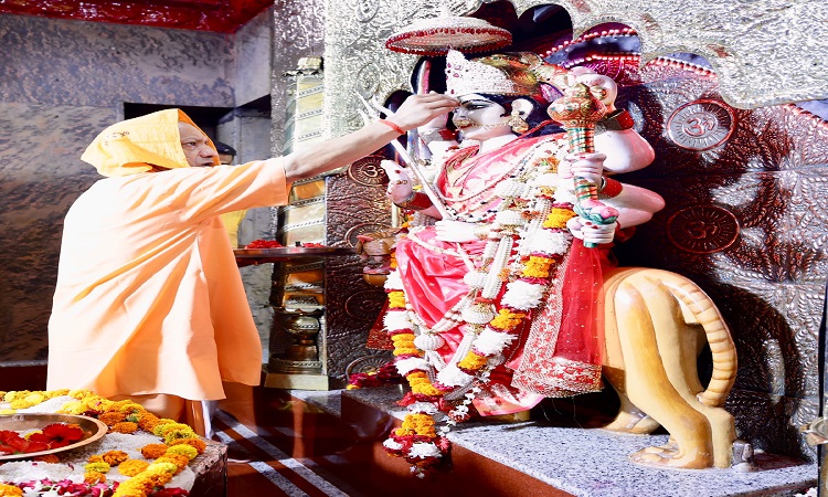 मुख्यमंत्री योगी ने देवीपाटन मंदिर में की मां पाटेश्वरी की आराधना, गौशाला में गायों को खिलाया हरा चारा