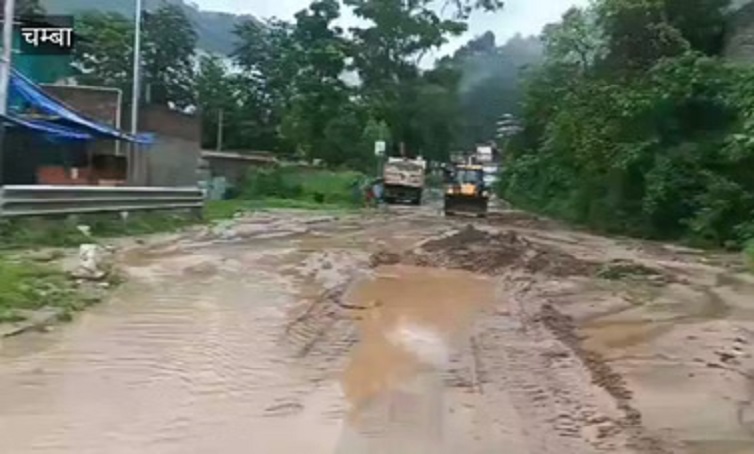 चंबा में बारिश बनी आफत, भूस्खलन से दबे वाहन, घरों में घुसा मलबा