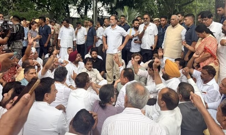 पीएम आवास के पास सियासी संग्राम! राहुल-प्रियंका समेत कई कांग्रेसी नेता धरने पर