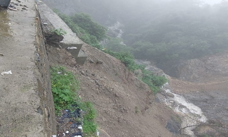 भारी बारिश में धंसा देहरादून-मसूरी मार्ग, अग्रिम आदेशों तक बंद