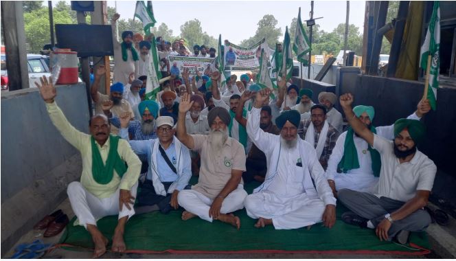 पंजाब में किसानों का अमेरिका से ट्रेड डील व लैंड पूलिंग पॉलिसी के विरोध में टोल प्लाजा पर प्रदर्शन