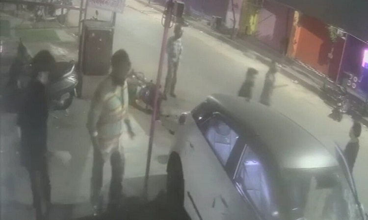 शराब के नशे में धुत बदमाशों का तांडव, लाठी-डंडों से हमला; फिर कार से लोगों को रौंदा