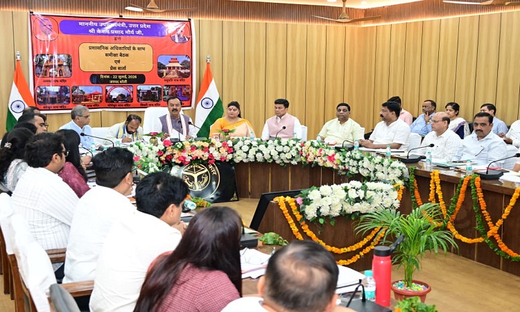 बरेली में केशव मौर्य की समीक्षा बैठक, बोले- कोई पात्र आवास और पेंशन से वंचित न रहे