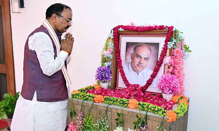 केशव प्रसाद मौर्य ने डॉ. श्यामा प्रसाद मुखर्जी की 125वीं जयंती पर श्रद्धांजलि अर्पित की