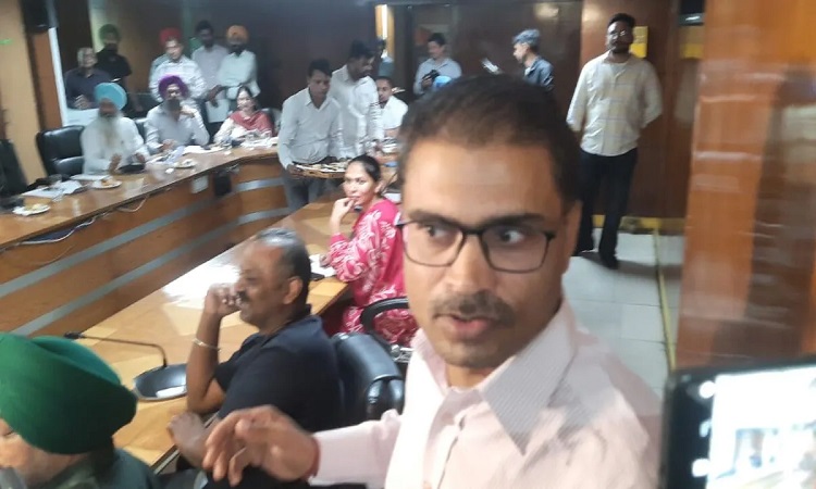 विकास कार्यों पर मुहर के बीच मोहाली सदन बना अखाड़ा, पार्षद पति के बैठने पर विपक्ष ने काटा बवाल