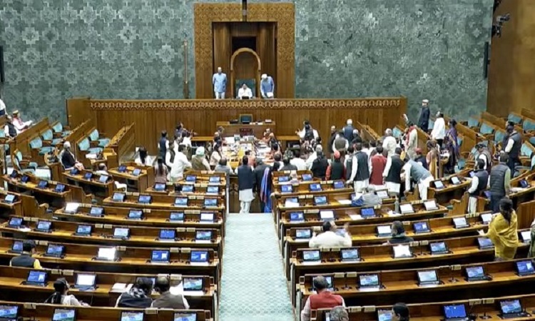 हंगामे की भेंट चढ़ा मानसून सत्र, लोकसभा-राज्यसभा की कार्यवाही कल तक टली