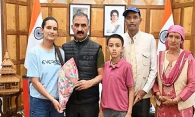 हिमाचल की बेटी ने रचा इतिहास! माउंट एवरेस्ट फतह पर मुख्यमंत्री ने किया सम्मानित