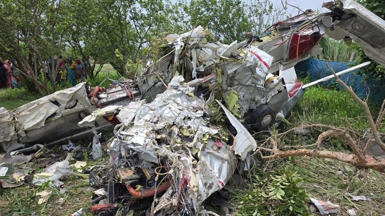 आसमान से खेत में आ गिरा ट्रेनिंग विमान, कानपुर में दो ट्रेनी पायलटों की मौत