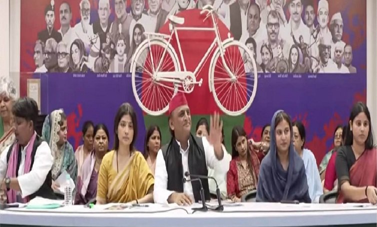 सपा का बड़ा चुनावी वादा, महिलाओं को मिलेंगे सालाना 40 हजार रुपये