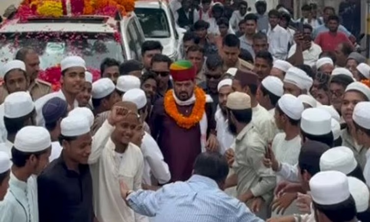मदरसे के बच्चों ने बरसाए फूल, बृजभूषण के लगे ‘शेर आया’ के नारे