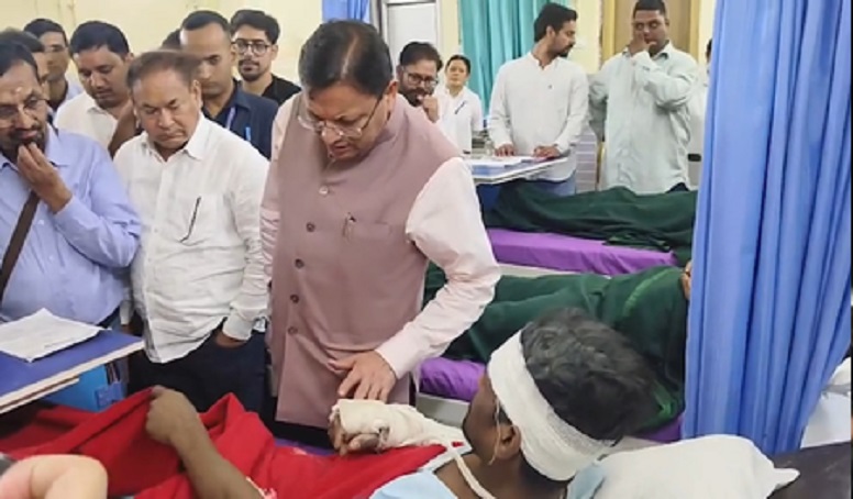 पीपलकोटी टनल हादसा: घायलों से मिलने अस्पताल पहुंचे सीएम धामी, डॉक्टरों को दिए बेहतर इलाज के निर्देश
