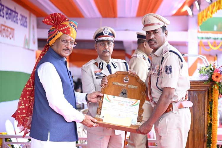 मुख्यमंत्री साय ने  पुलिस एवं नगर सेना के अधिकारी-कर्मचारियों को किया सम्मानित