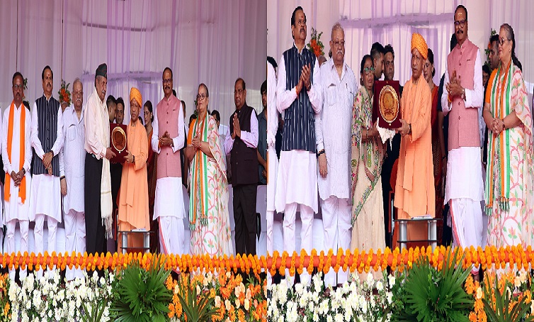 सीएम योगी ने किया बलिदानी वीरों के परिजनों का सम्मान