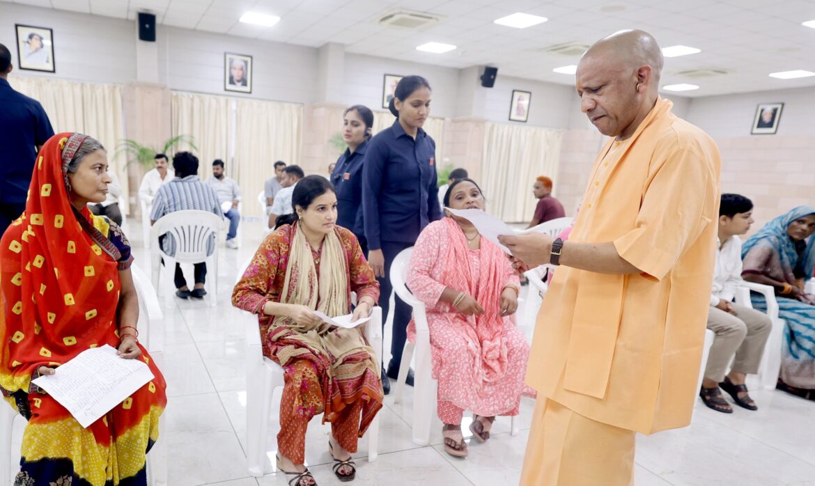 मुख्यमंत्री योगी के जनता दर्शन में सीतापुर की रोली के जीवन में खुशियों की ‘बारिश’